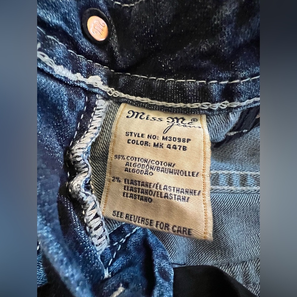 Miss Me Distressed ZigZag Waves Capris - Picture 11 of 14